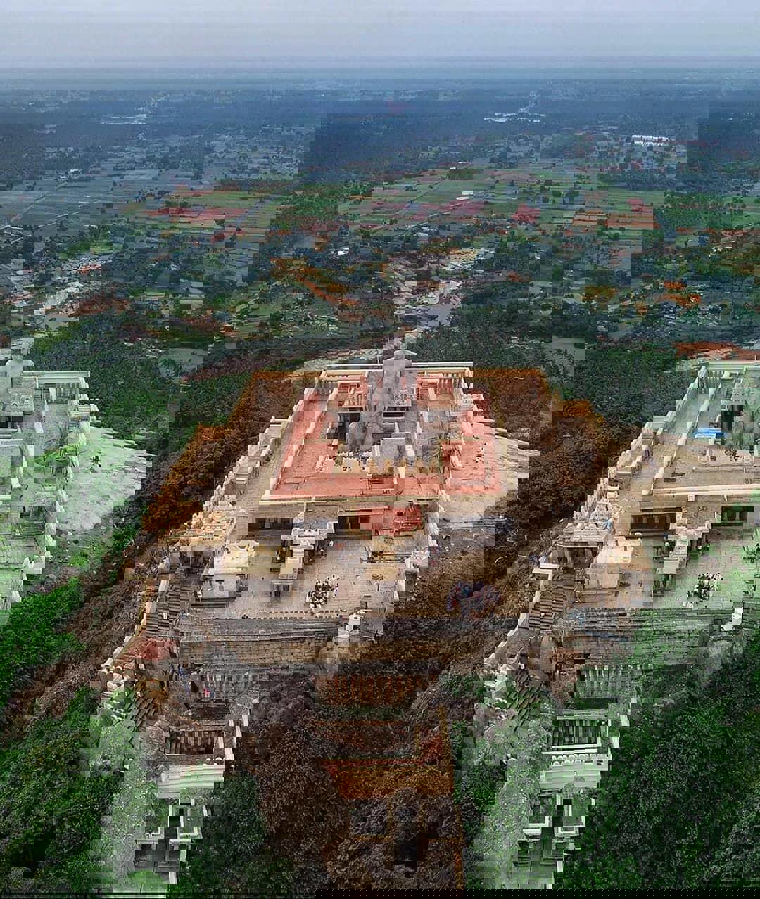 गोमतेश्वर परिसर (श्रवणबेलगोला से परे स्थित)